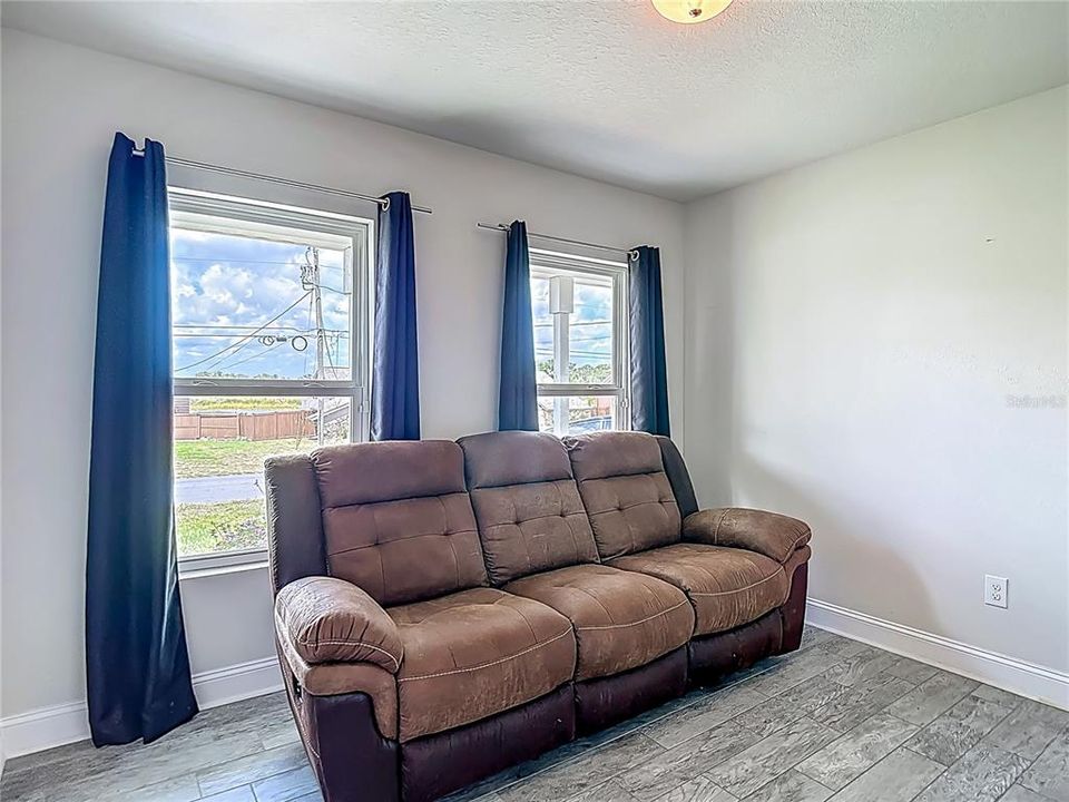 Activo con contrato: $289,900 (4 camas, 2 baños, 1437 Pies cuadrados)