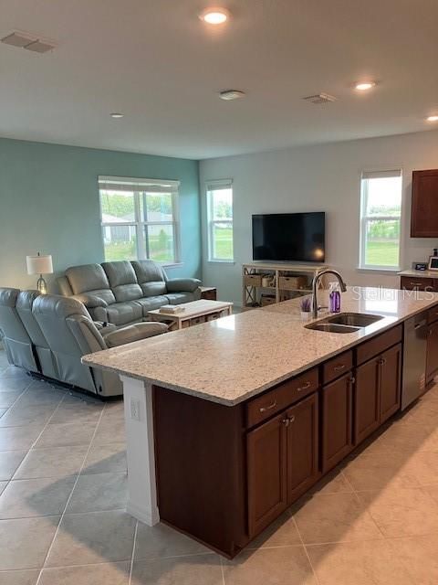 待售: $345,000 (2 贝兹, 2 浴室, 1767 平方英尺)