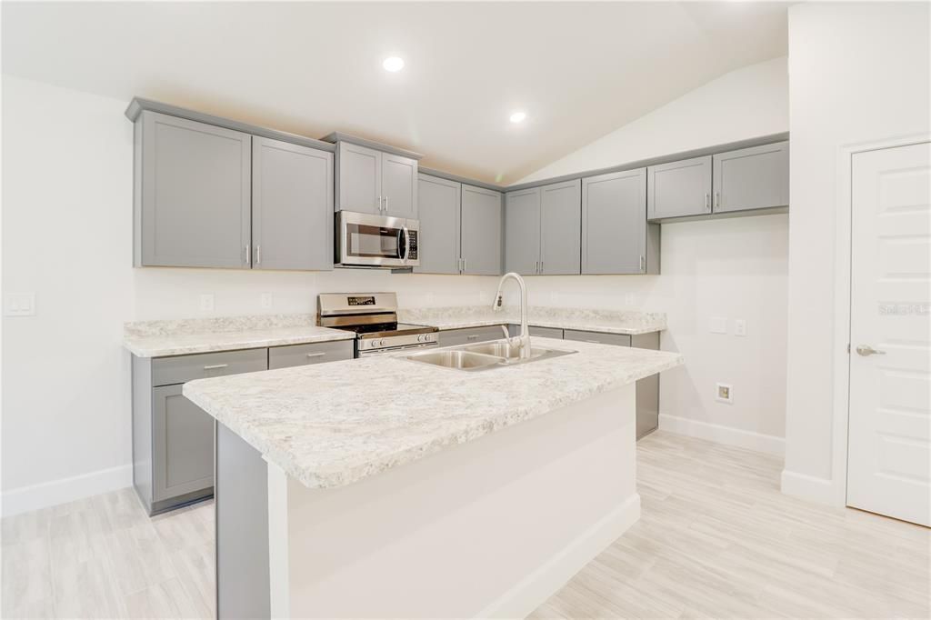 На продажу: $288,600 (3 спален, 2 ванн, 1512 Квадратных фут)