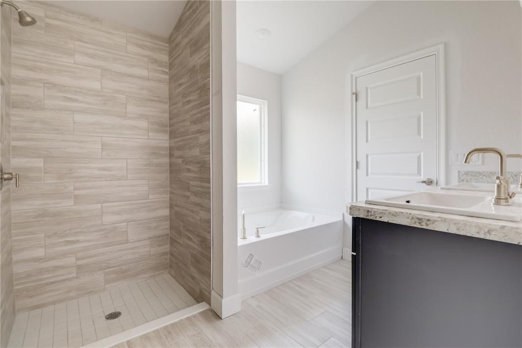 На продажу: $288,600 (3 спален, 2 ванн, 1512 Квадратных фут)