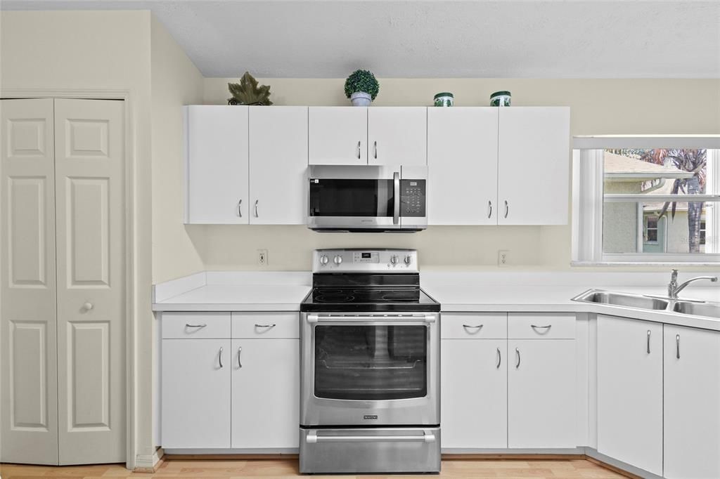 For Sale: $199,900 (3 beds, 2 baths, 1714 Square Feet)