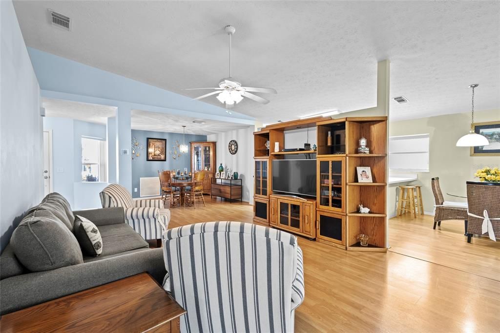 For Sale: $199,900 (3 beds, 2 baths, 1714 Square Feet)