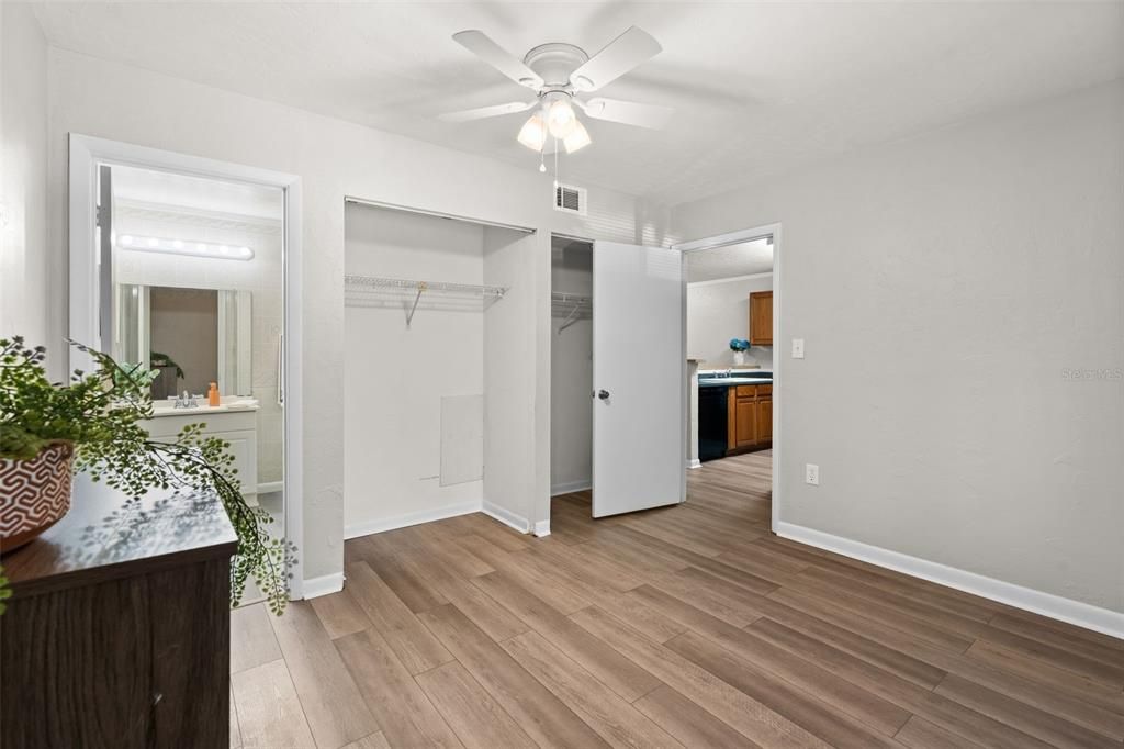 待售: $110,000 (2 贝兹, 2 浴室, 874 平方英尺)