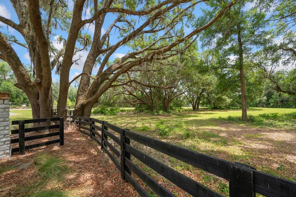 En Venta: $1,500,000 (25.02 acres)