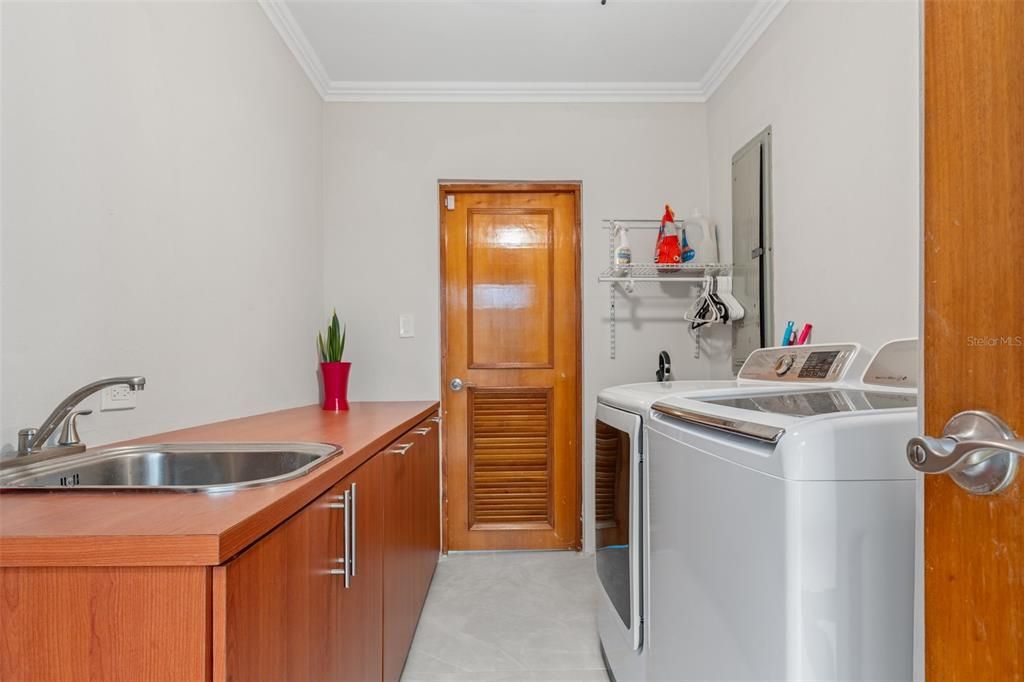 For Sale: $1,750,000 (4 beds, 3 baths, 5426 Square Feet)