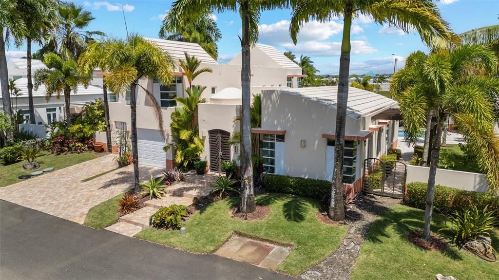 For Sale: $1,750,000 (4 beds, 3 baths, 5426 Square Feet)