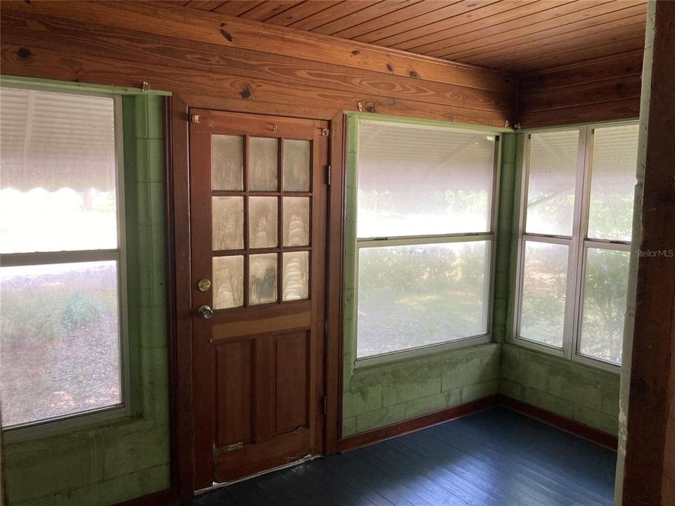 For Rent: $700 (3 beds, 1 baths, 1353 Square Feet)