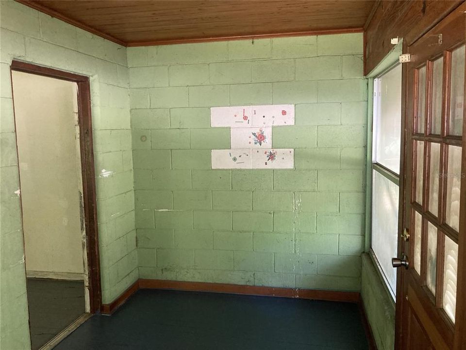 For Rent: $700 (3 beds, 1 baths, 1353 Square Feet)