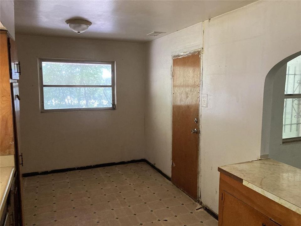 For Rent: $700 (3 beds, 1 baths, 1353 Square Feet)