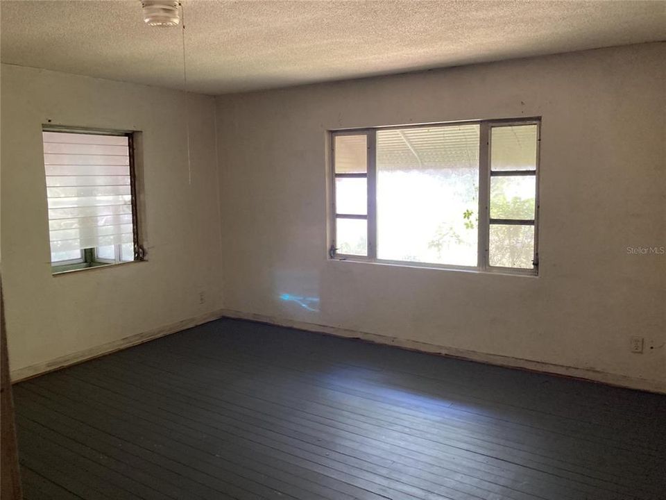 For Rent: $700 (3 beds, 1 baths, 1353 Square Feet)