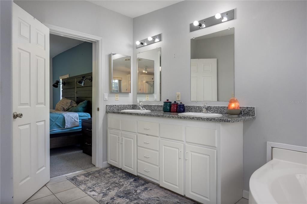 For Sale: $382,000 (4 beds, 3 baths, 2704 Square Feet)