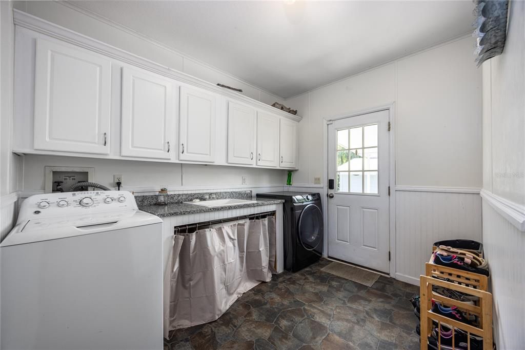 For Sale: $382,000 (4 beds, 3 baths, 2704 Square Feet)