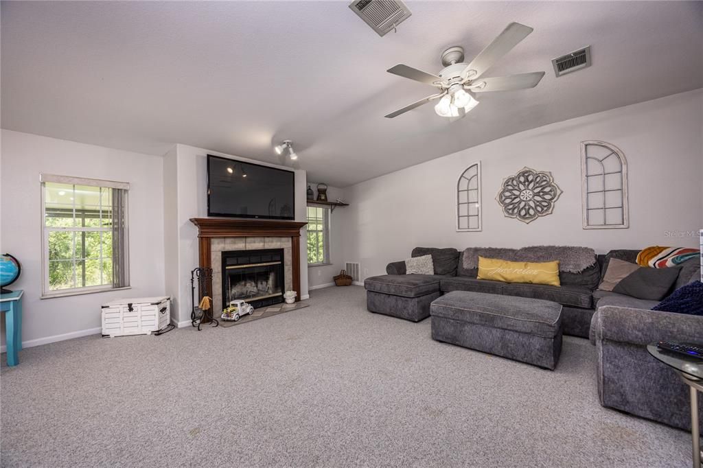 For Sale: $382,000 (4 beds, 3 baths, 2704 Square Feet)