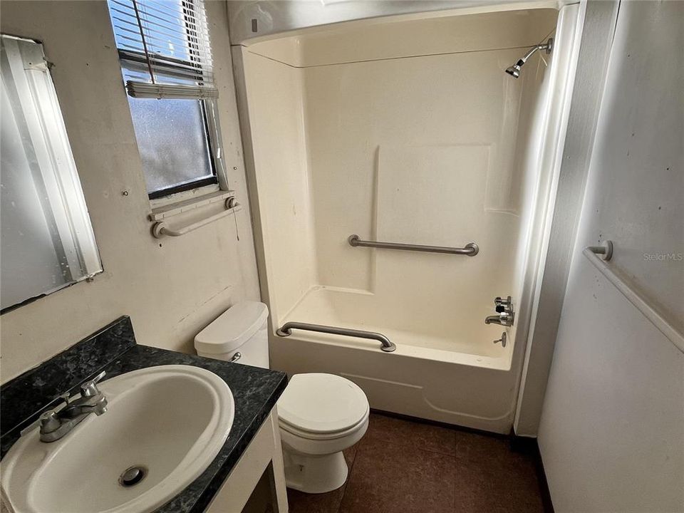 出租: $800 (1 贝兹, 1 浴室, 750 平方英尺)