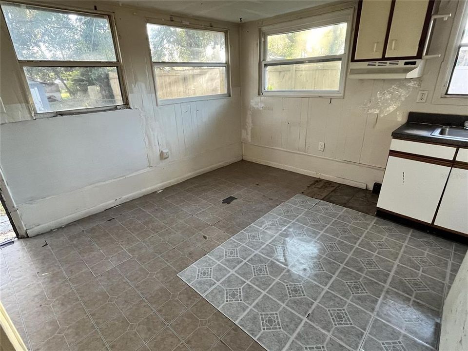 出租: $800 (1 贝兹, 1 浴室, 750 平方英尺)