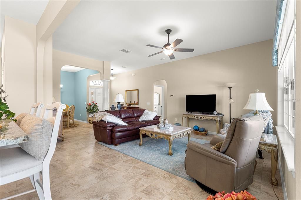 合同活跃: $475,000 (3 贝兹, 2 浴室, 1858 平方英尺)