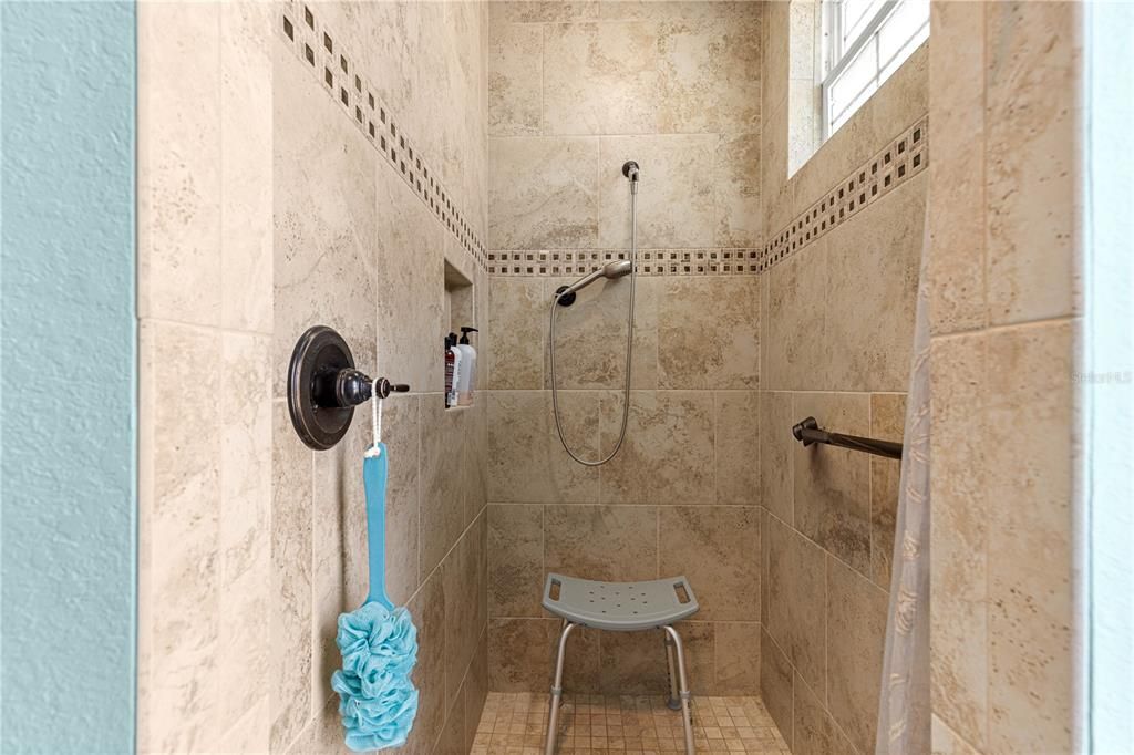 合同活跃: $475,000 (3 贝兹, 2 浴室, 1858 平方英尺)