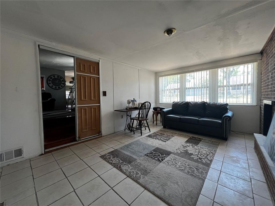 Active With Contract: $170,000 (3 beds, 1 baths, 1537 Square Feet)