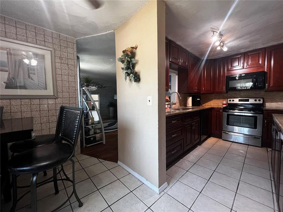 Active With Contract: $170,000 (3 beds, 1 baths, 1537 Square Feet)