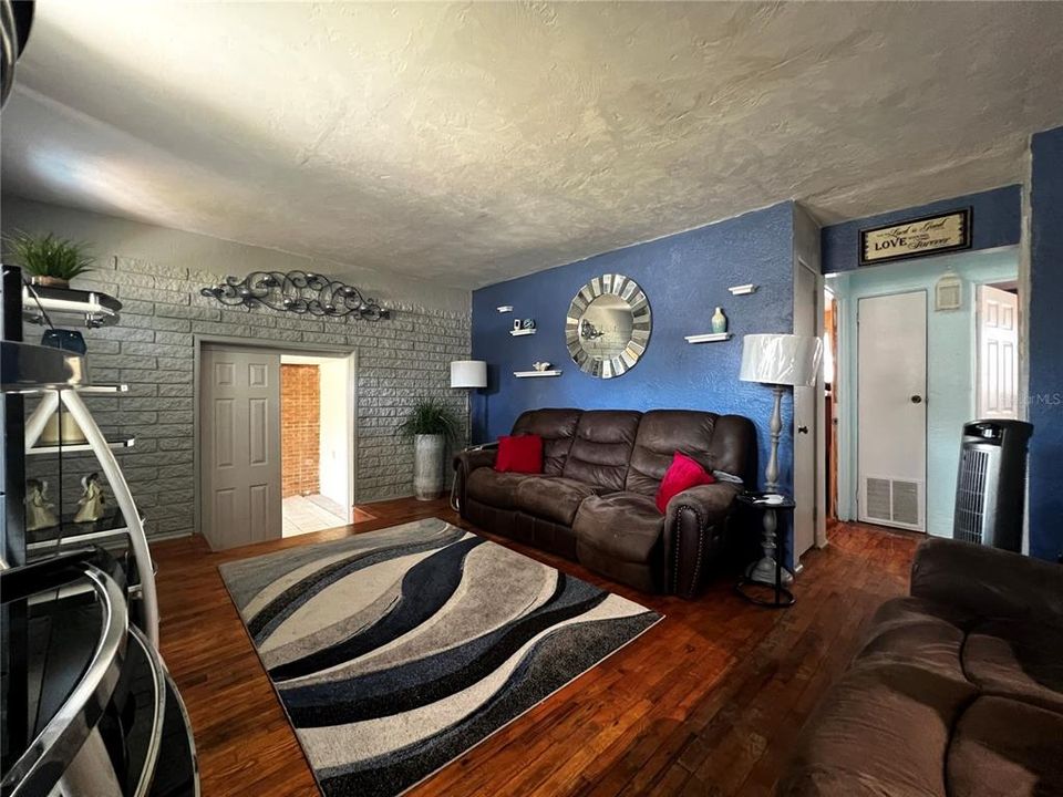 Active With Contract: $170,000 (3 beds, 1 baths, 1537 Square Feet)