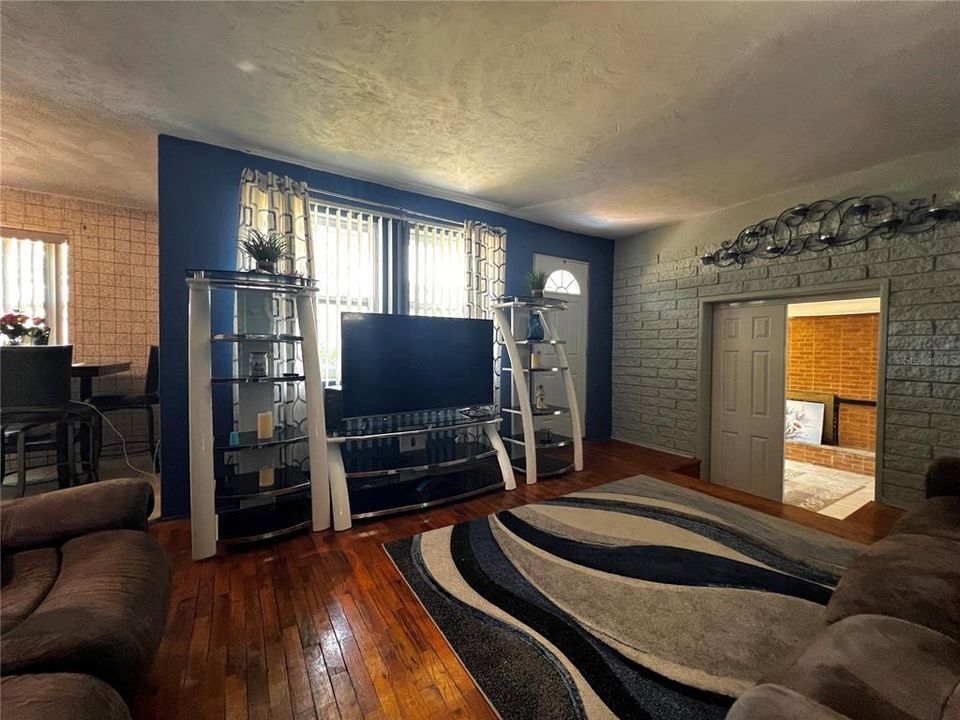 Active With Contract: $170,000 (3 beds, 1 baths, 1537 Square Feet)