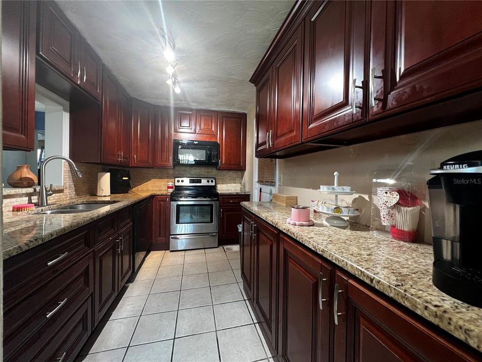 Active With Contract: $170,000 (3 beds, 1 baths, 1537 Square Feet)