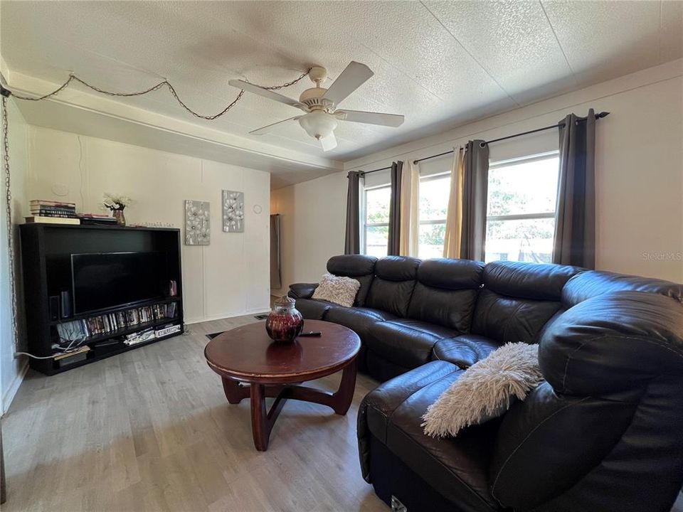 На продажу: $99,000 (3 спален, 2 ванн, 1238 Квадратных фут)