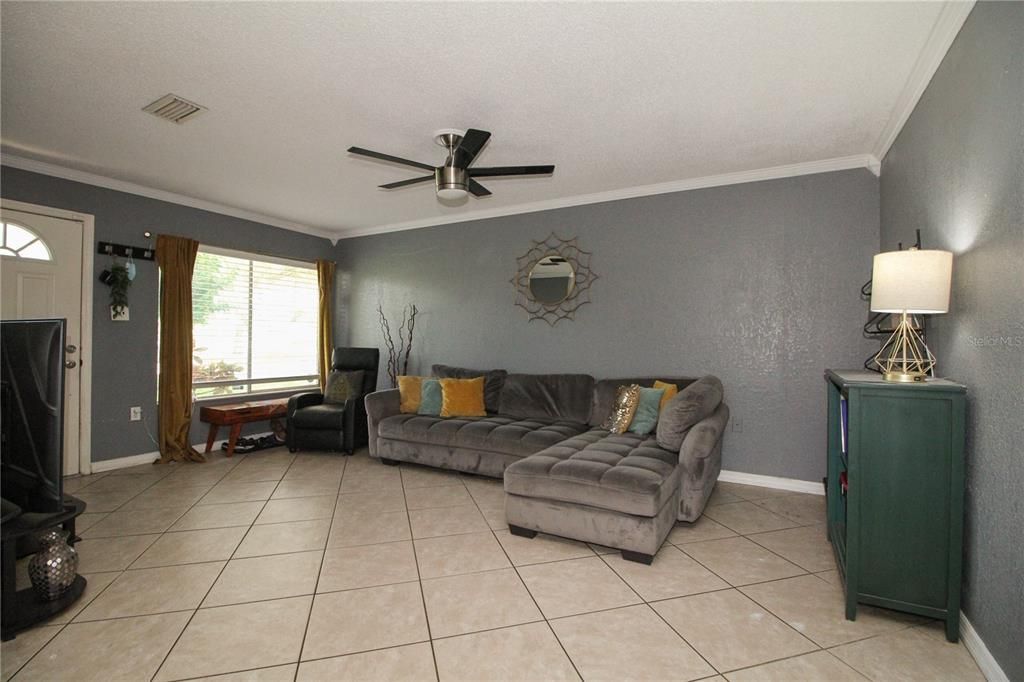 For Sale: $225,000 (2 beds, 2 baths, 912 Square Feet)