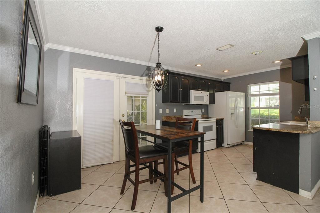 For Sale: $225,000 (2 beds, 2 baths, 912 Square Feet)