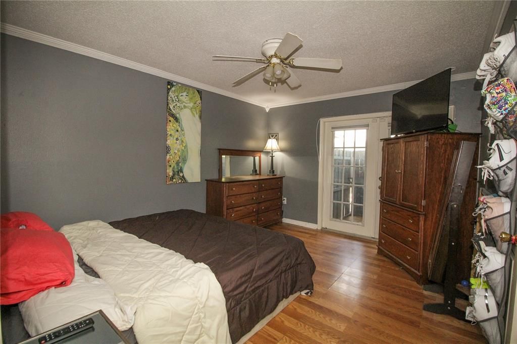 For Sale: $225,000 (2 beds, 2 baths, 912 Square Feet)