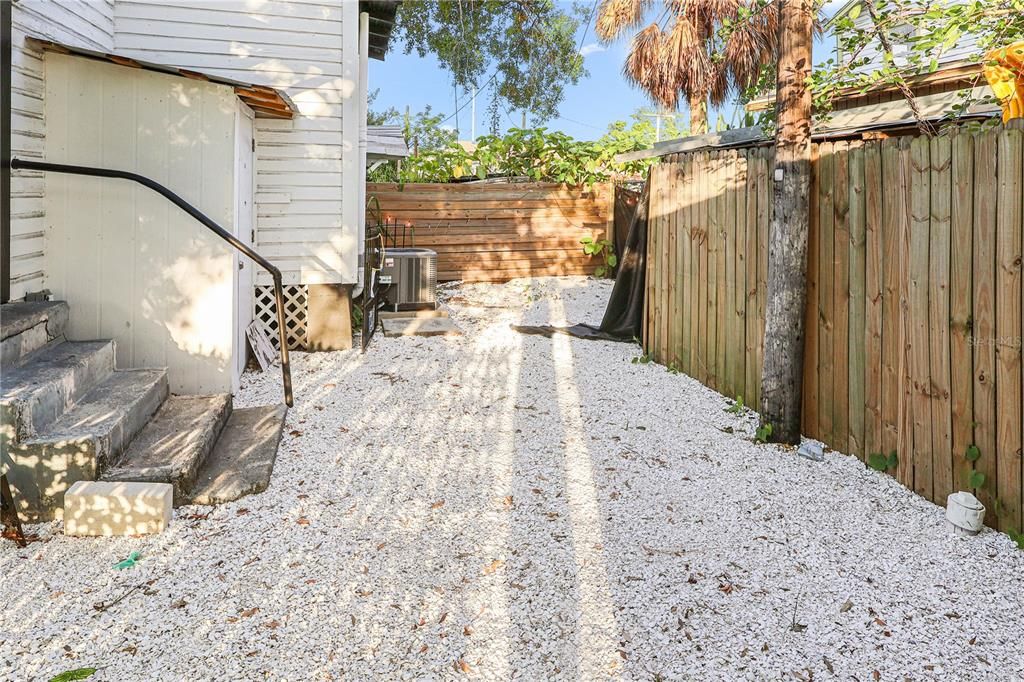 Под контрактом: $249,900 (3 спален, 1 ванн, 1036 Квадратных фут)