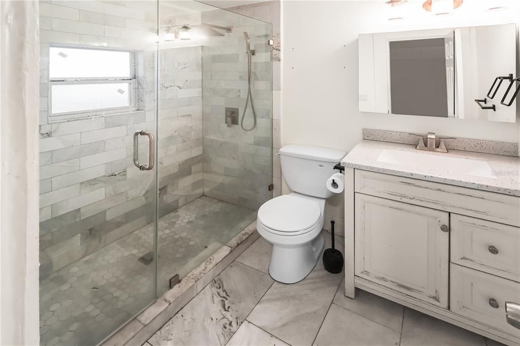 Под контрактом: $249,900 (3 спален, 1 ванн, 1036 Квадратных фут)