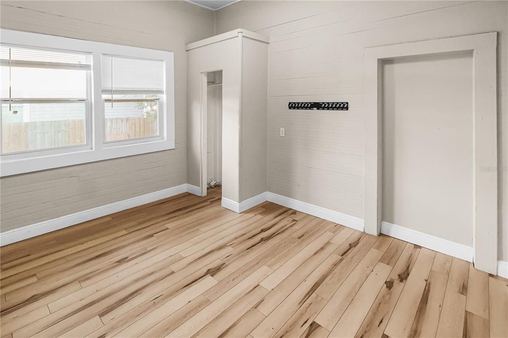 Под контрактом: $249,900 (3 спален, 1 ванн, 1036 Квадратных фут)