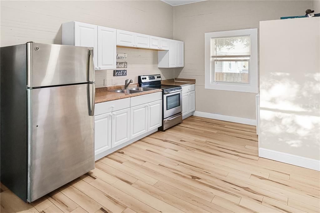 Под контрактом: $249,900 (3 спален, 1 ванн, 1036 Квадратных фут)