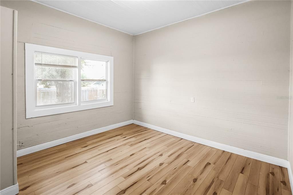 Под контрактом: $249,900 (3 спален, 1 ванн, 1036 Квадратных фут)