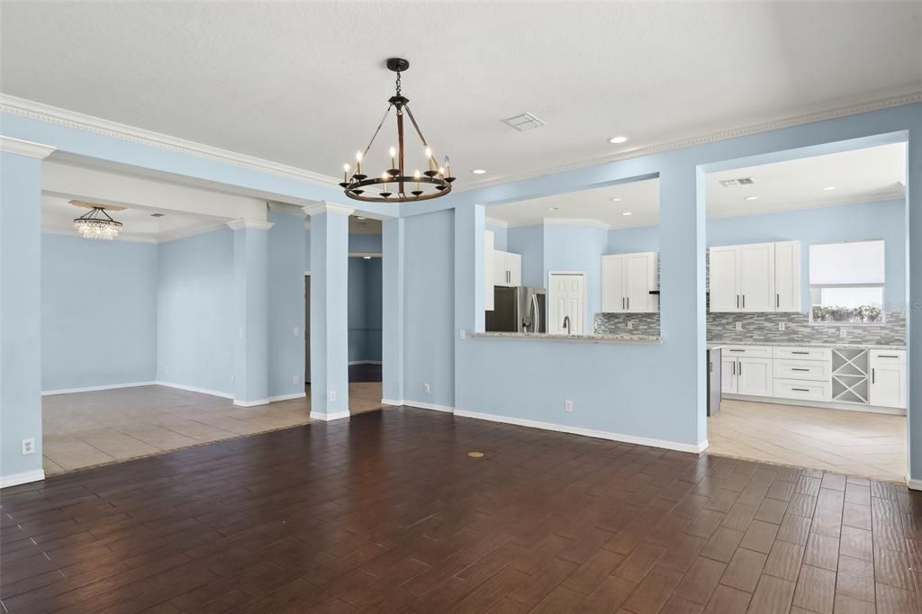 合同活跃: $675,000 (4 贝兹, 3 浴室, 3601 平方英尺)