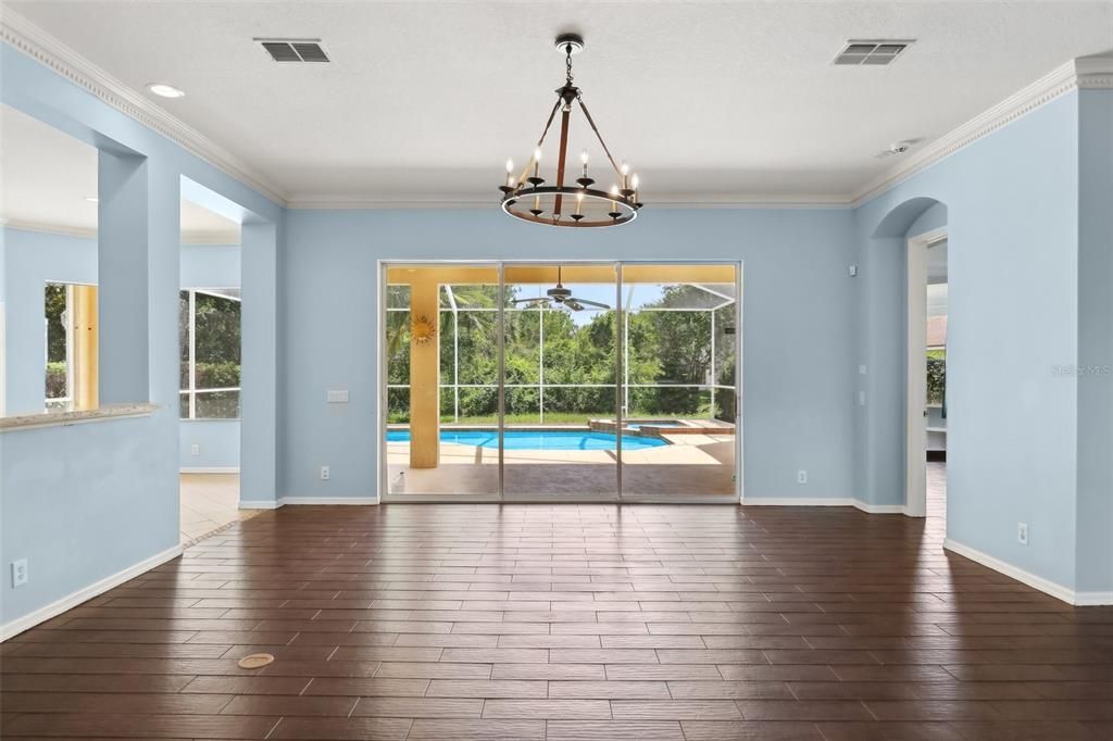 合同活跃: $675,000 (4 贝兹, 3 浴室, 3601 平方英尺)