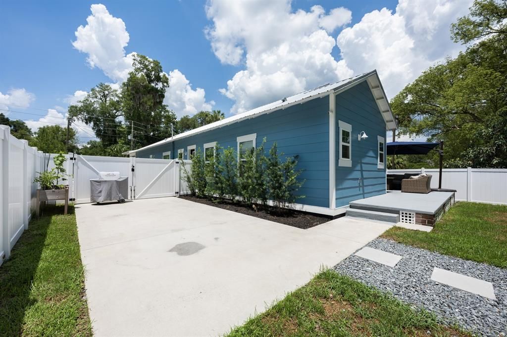 The EXTRA-LONG DRIVEWAY offers ample parking for your RV, golf cart, or boat.