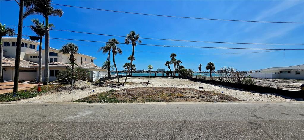 En Venta: $1,299,999 (0.24 acres)