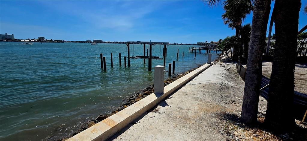 En Venta: $1,299,999 (0.24 acres)