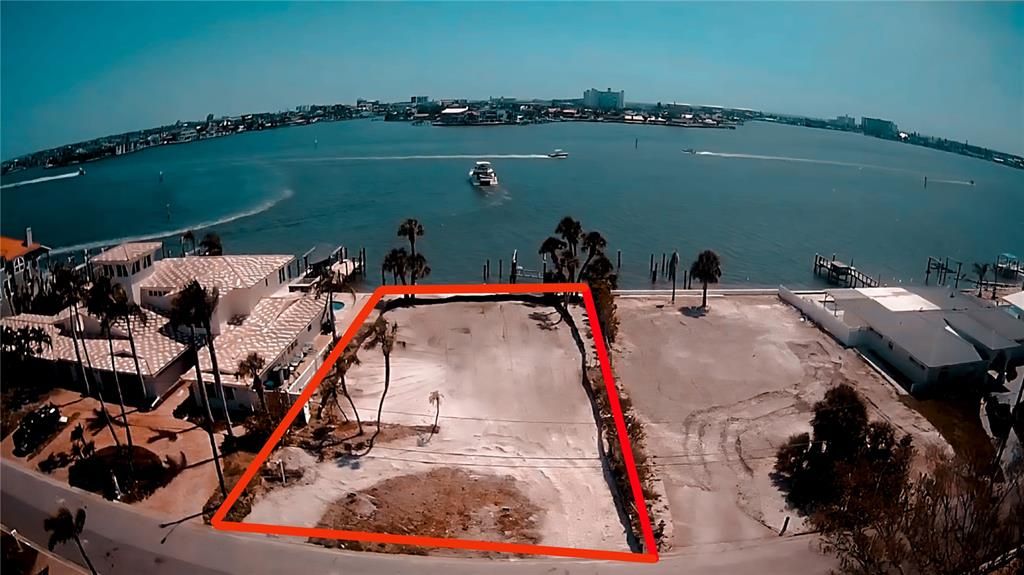 En Venta: $1,299,999 (0.24 acres)