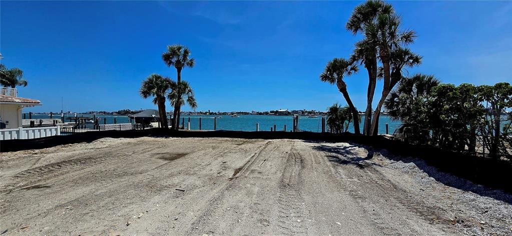 En Venta: $1,299,999 (0.24 acres)