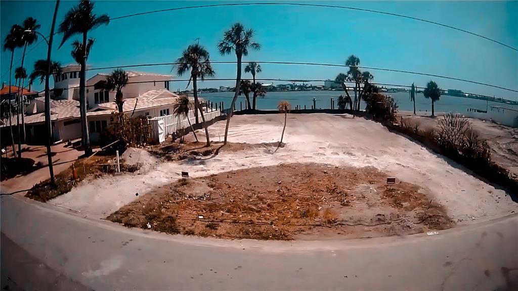 En Venta: $1,299,999 (0.24 acres)