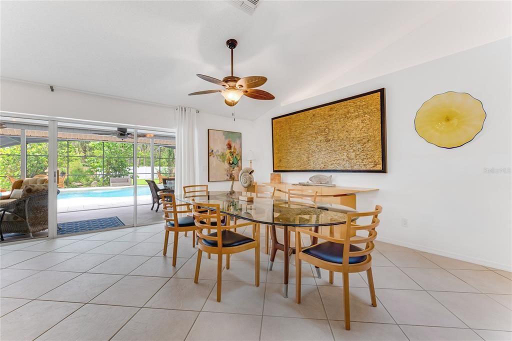 合同活跃: $649,000 (3 贝兹, 2 浴室, 2769 平方英尺)