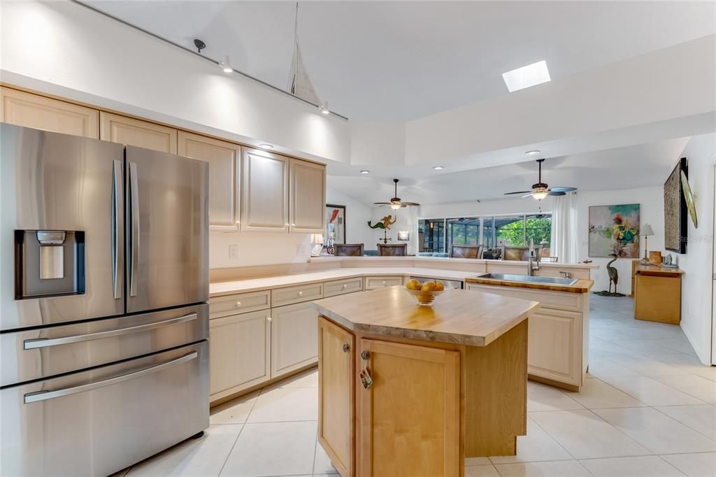 合同活跃: $649,000 (3 贝兹, 2 浴室, 2769 平方英尺)