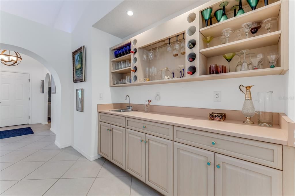 合同活跃: $649,000 (3 贝兹, 2 浴室, 2769 平方英尺)