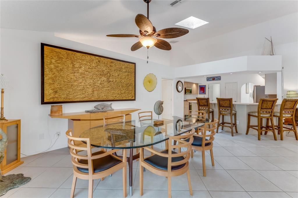 合同活跃: $649,000 (3 贝兹, 2 浴室, 2769 平方英尺)