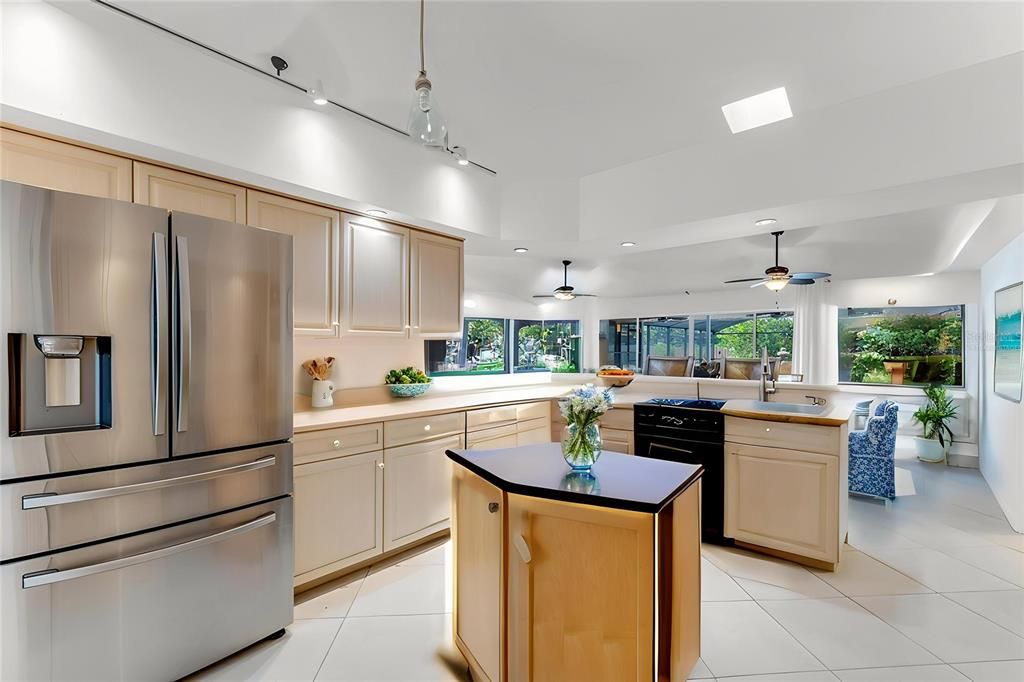 合同活跃: $649,000 (3 贝兹, 2 浴室, 2769 平方英尺)