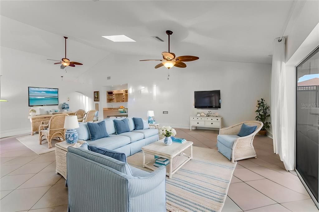 合同活跃: $649,000 (3 贝兹, 2 浴室, 2769 平方英尺)