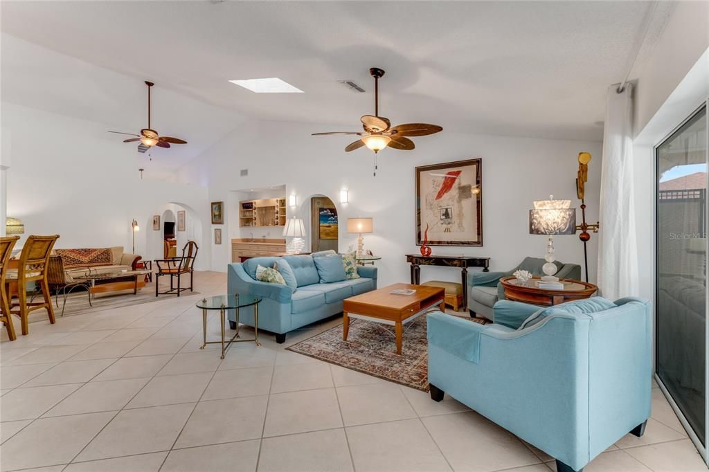 合同活跃: $649,000 (3 贝兹, 2 浴室, 2769 平方英尺)